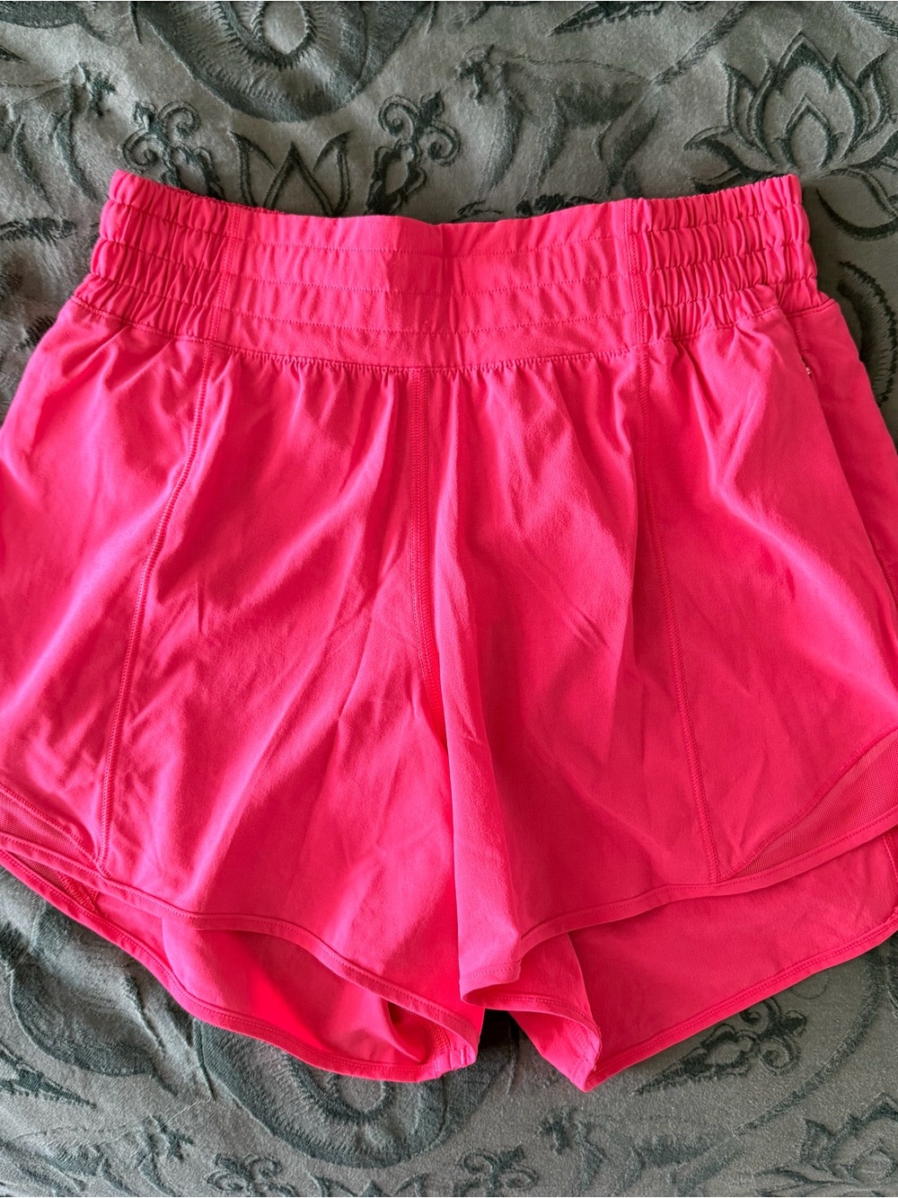 Women’s lululemon Hotty Hot High-Rise Lined Shorts 4” - size 4